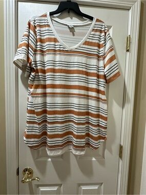 LuLaRoe V-Neck Short Sleeve Tee in White, Rust and Black